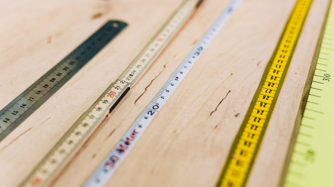 kaboompics_Close-ups of rulers on a wooden table