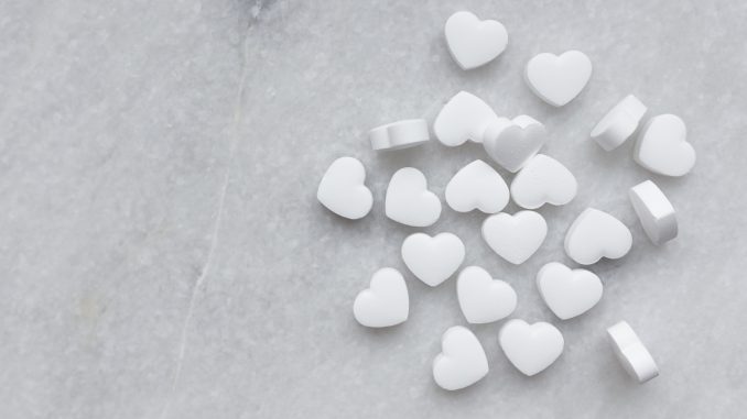 kaboompics_White Candy Hearts
